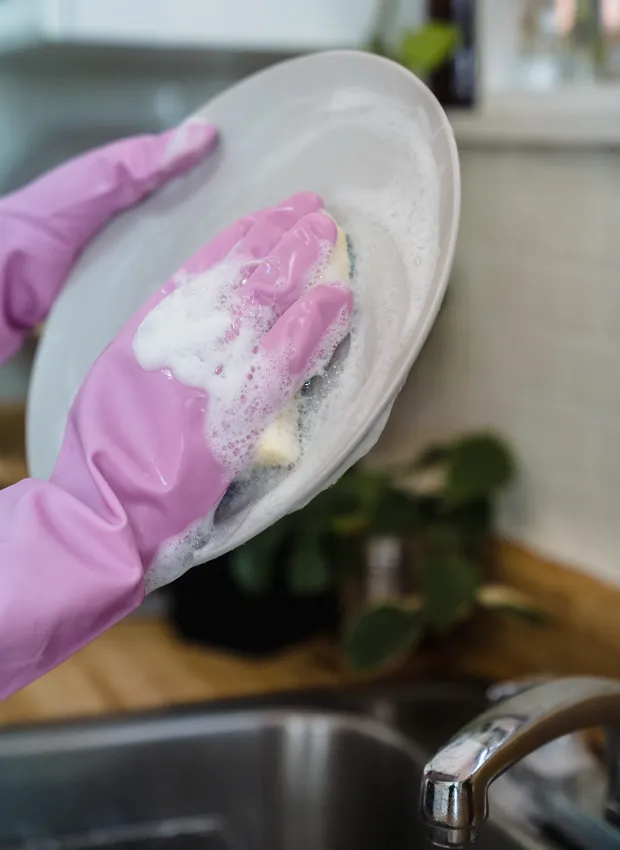 Uso de luvas para proteger o gel durante tarefas domésticas